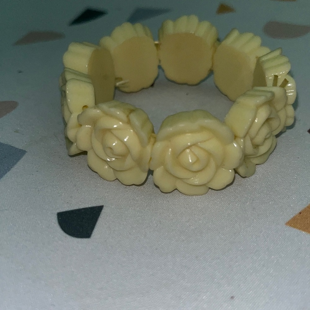 GORGEOUS PALE YELLOW FLOWER BRACELET!!